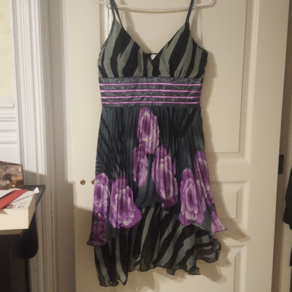 Beautiful Dress knee lenght on a 5 foot 3 person